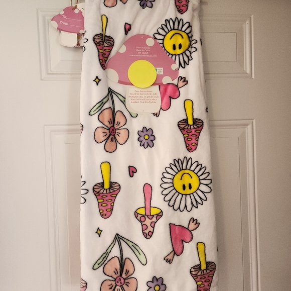 NWT Adorable ๐ Mushroom with ๐ flowers soft Blanket ! - Picture 4 of 7